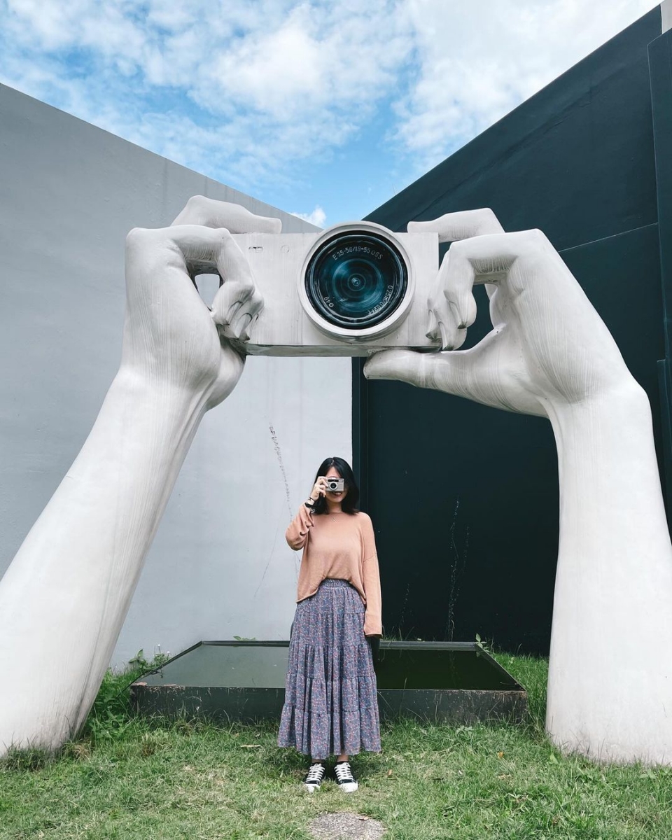 statue of hand holding camera at Vintage Camera's Museum