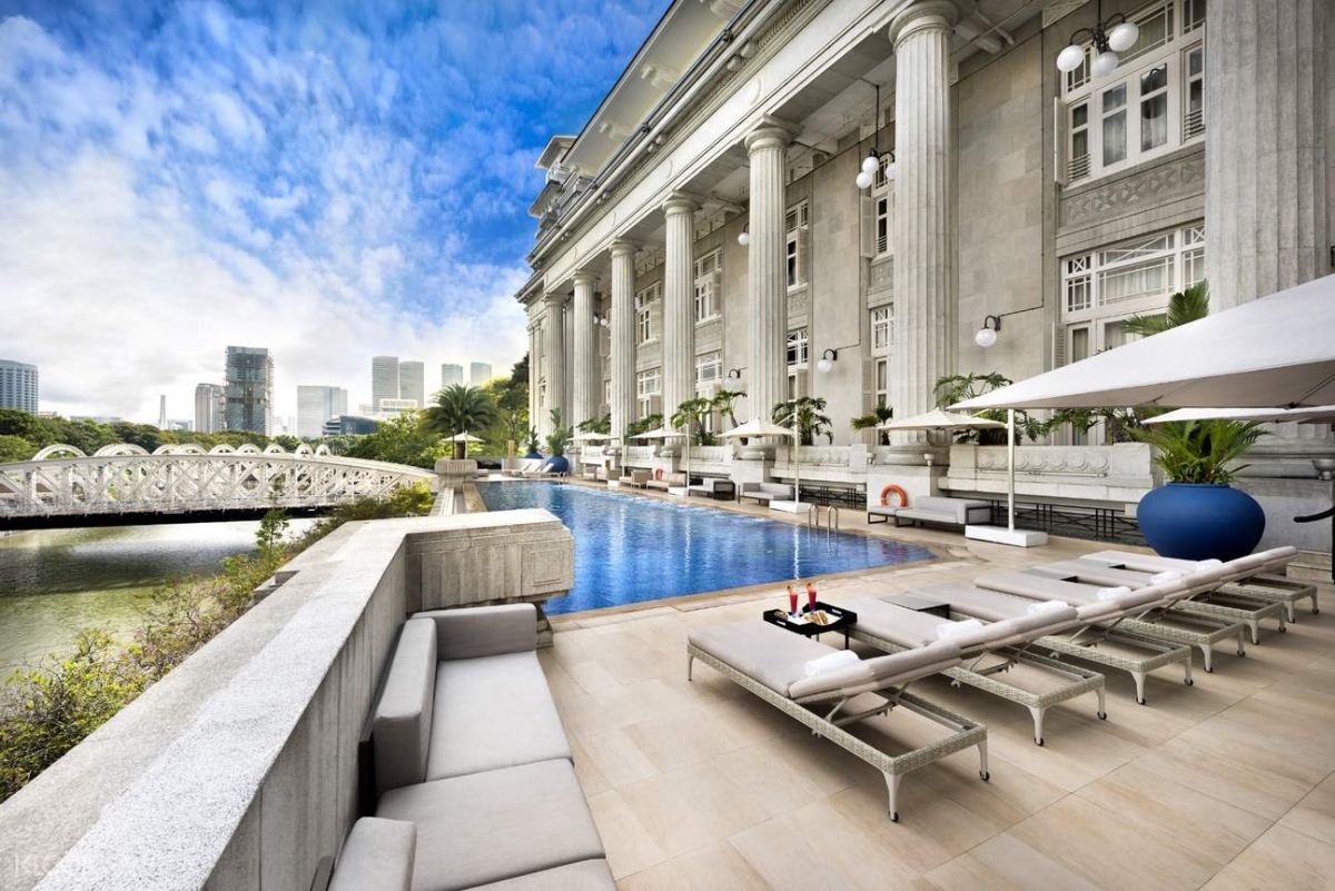The Fullerton Hotel swimming pool