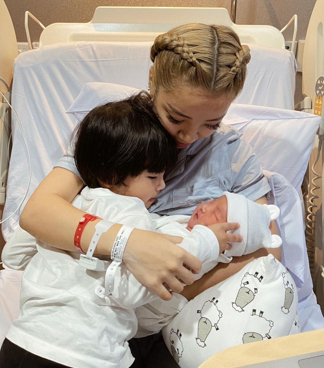 Naomi Neo baby daughter