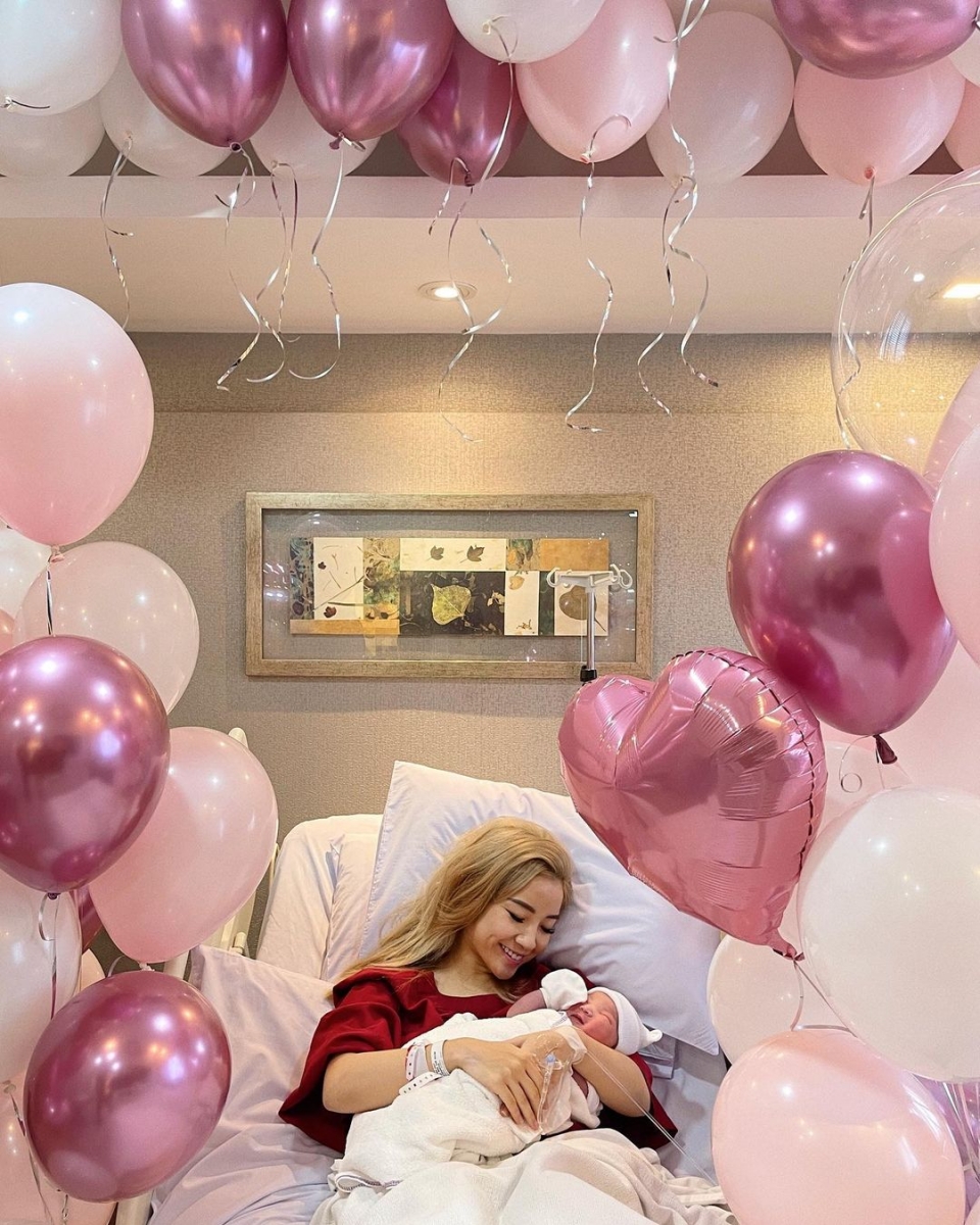 Naomi Neo baby daughter