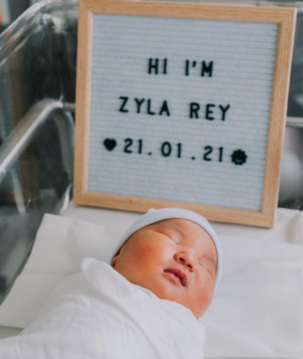 Naomi Neo baby daughter