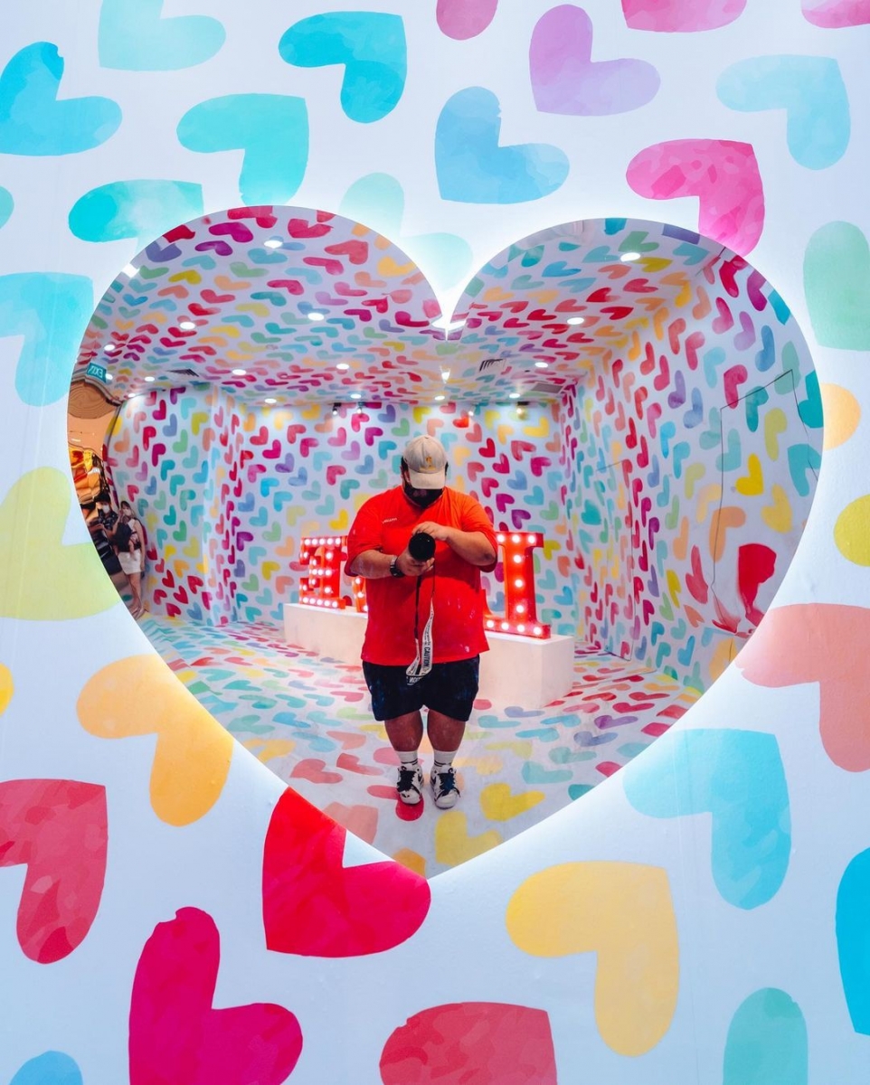 photo spot with hearts on walls at suntec city
