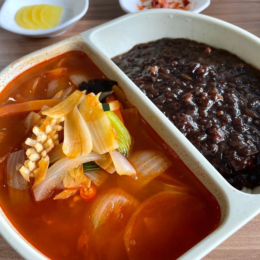 Jjajjangmyeon and jjamppong at Mukjja