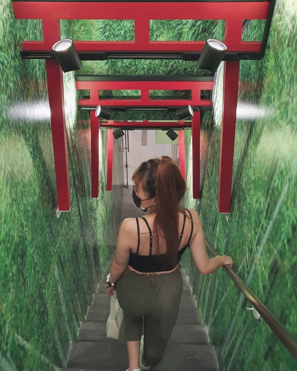 red torii gates at MoMiJi cafe