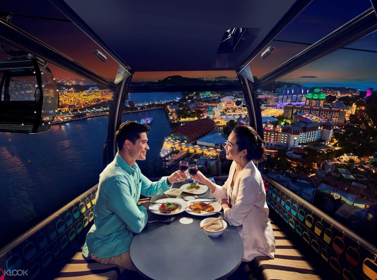 Cable car dining in the night