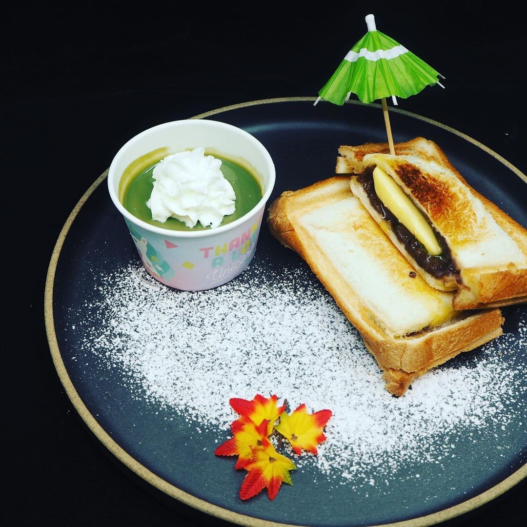 MoMiJi cafe matcha sandwich and soft serve ice cream