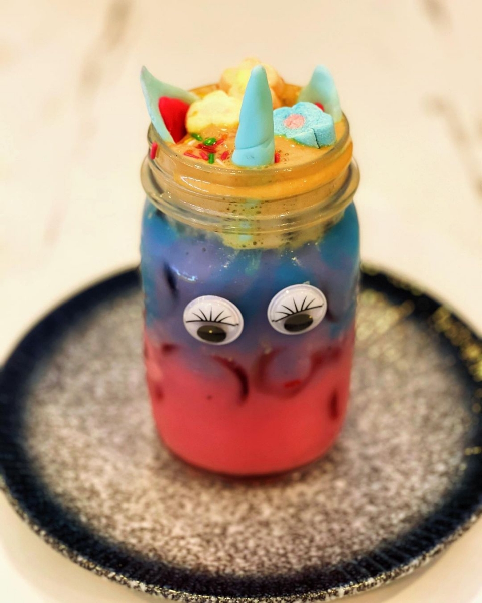 unicorn drink at hotchic2 cafe