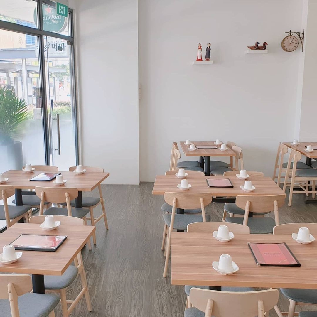 Mukjja minimalist decor