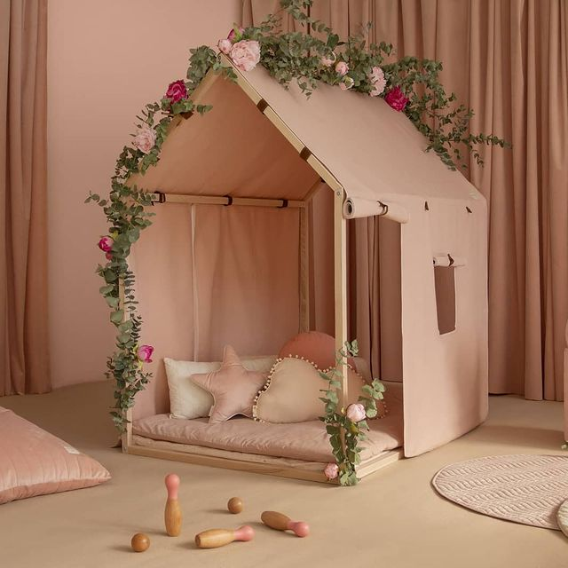Nobodinoz Singapore hut
