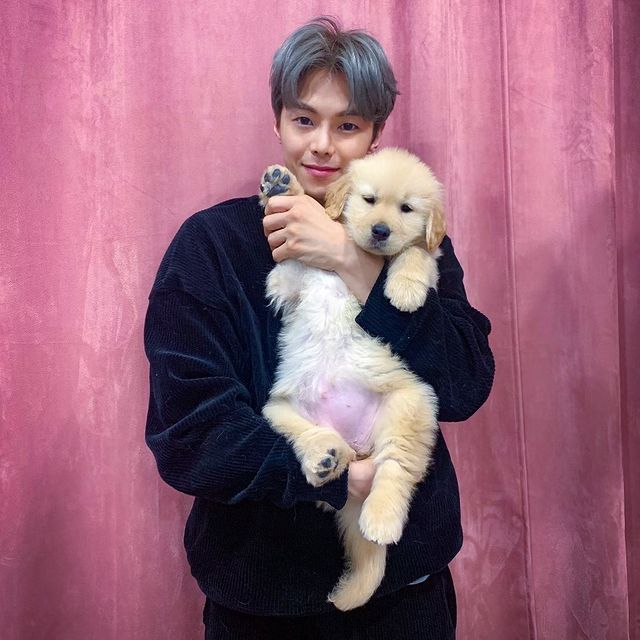 Park Eun Seok with his puppy