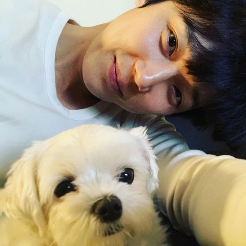 Yoon Jong Hoon selfie with puppy