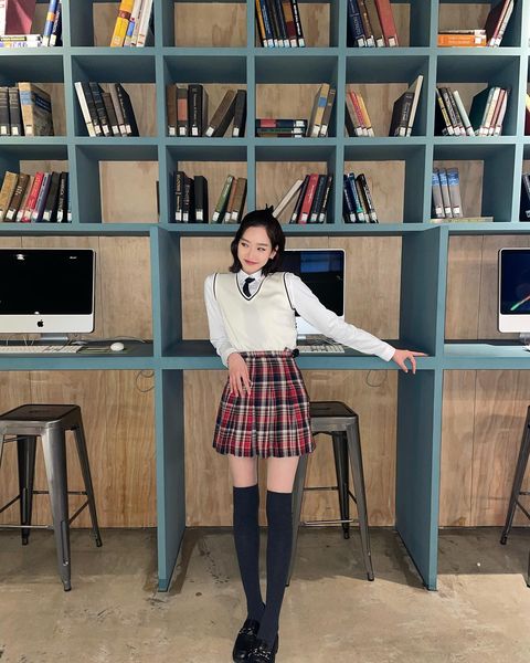 Han Ji Hyun in school uniform