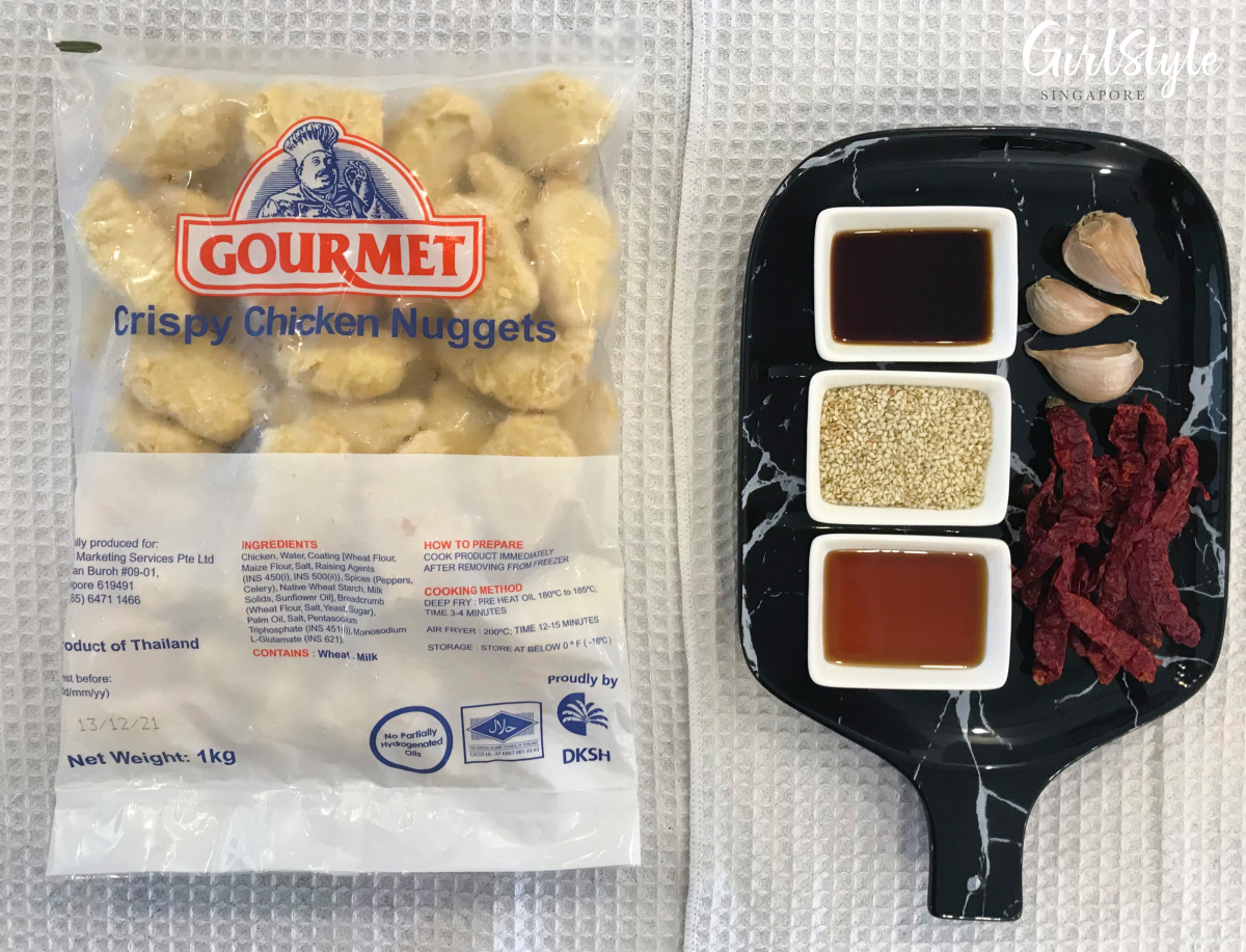 gourmet crispy fried chicken nuggets sauce chilli sesame seeds