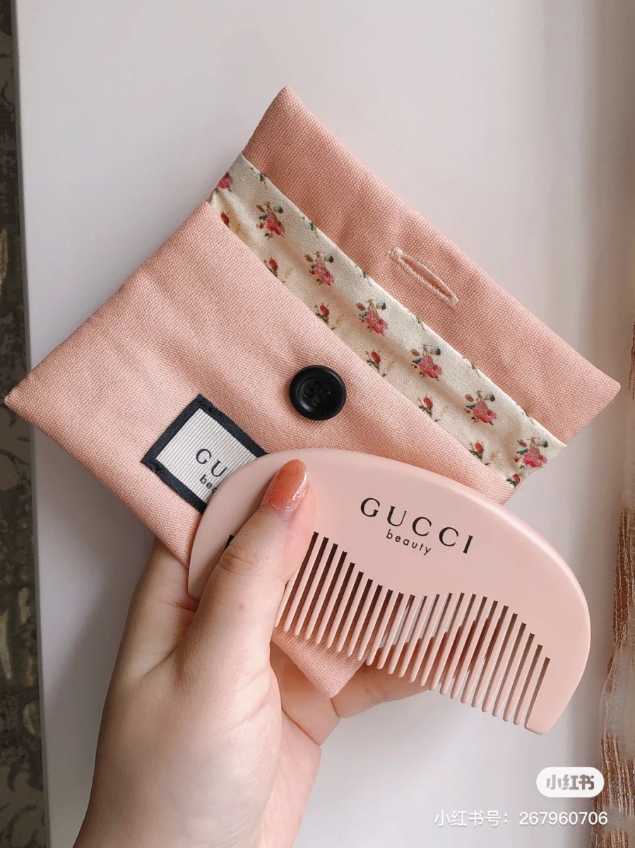 Gucci pouch and comb set