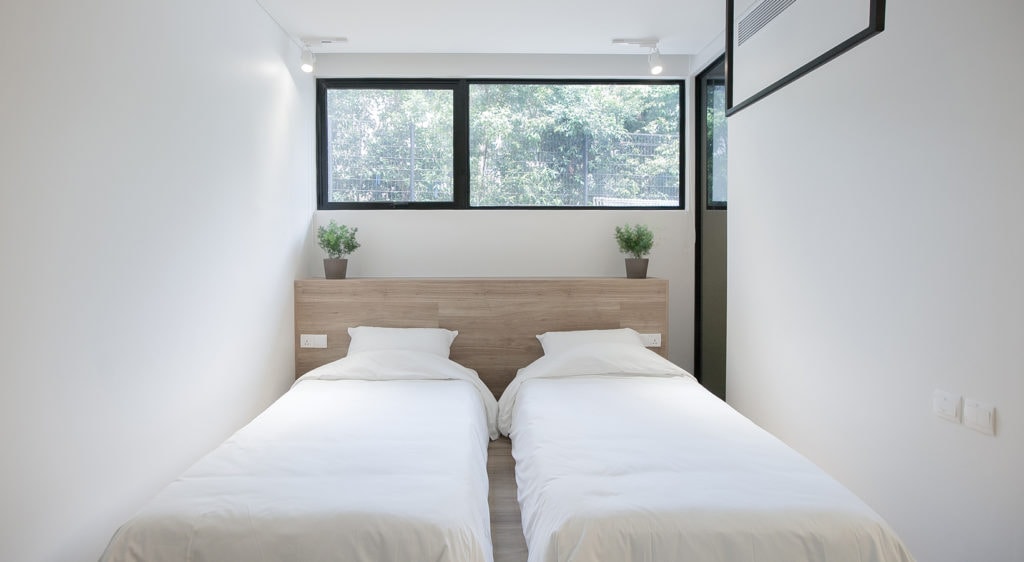 lloyds inn singapore hotel room bed