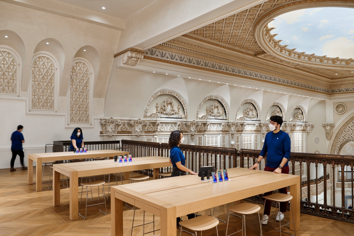 Apple Tower Theatre Genius Bar