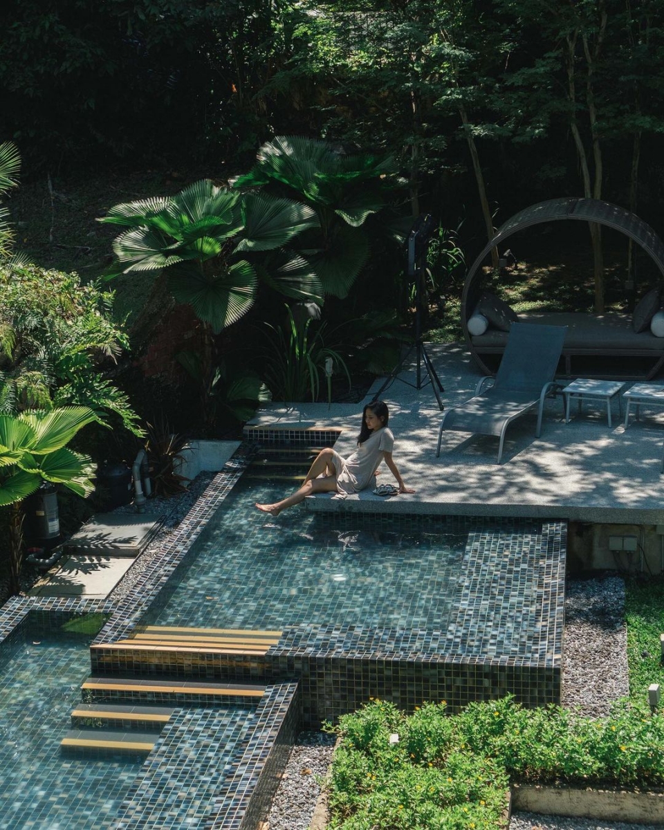 lloyds inn singapore minimalist hotel bali style pool