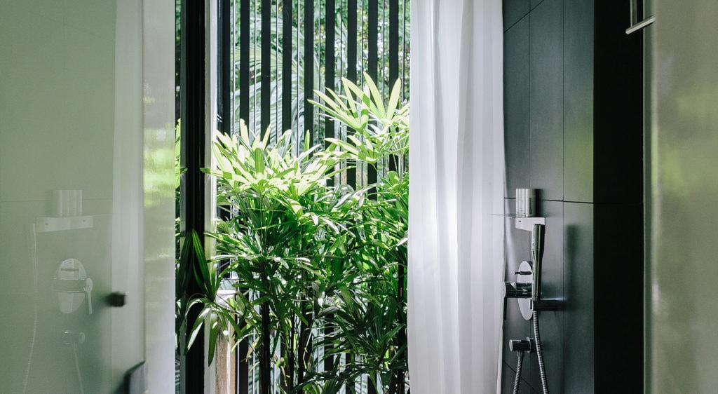 lloyds inn singapore hotel room bathroom shower