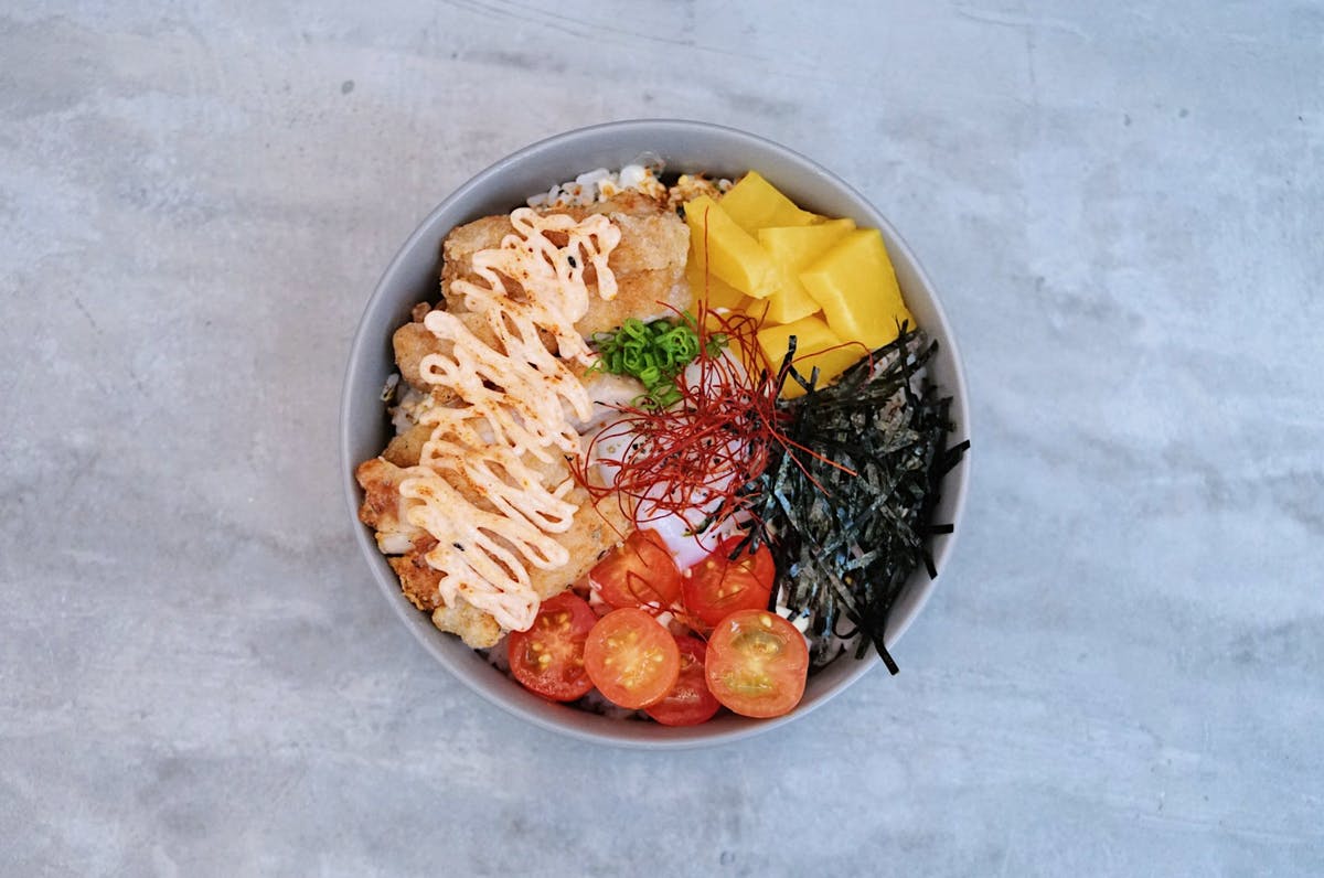 rice bowl with chicken and tomatoes at syip cafe singapore