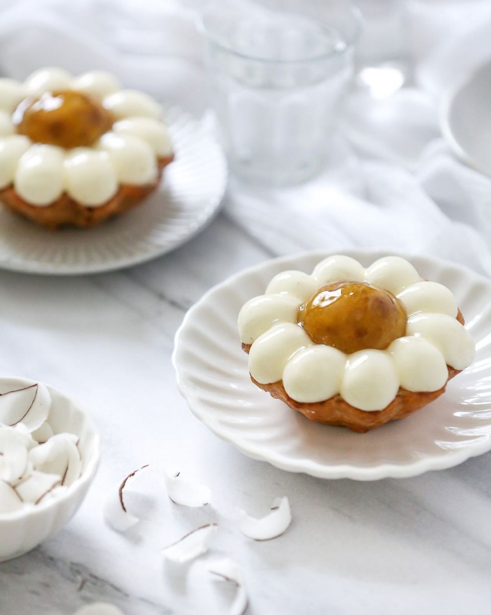 coconut daisy shaped cake Nuage Patisserie & Boulangerie
