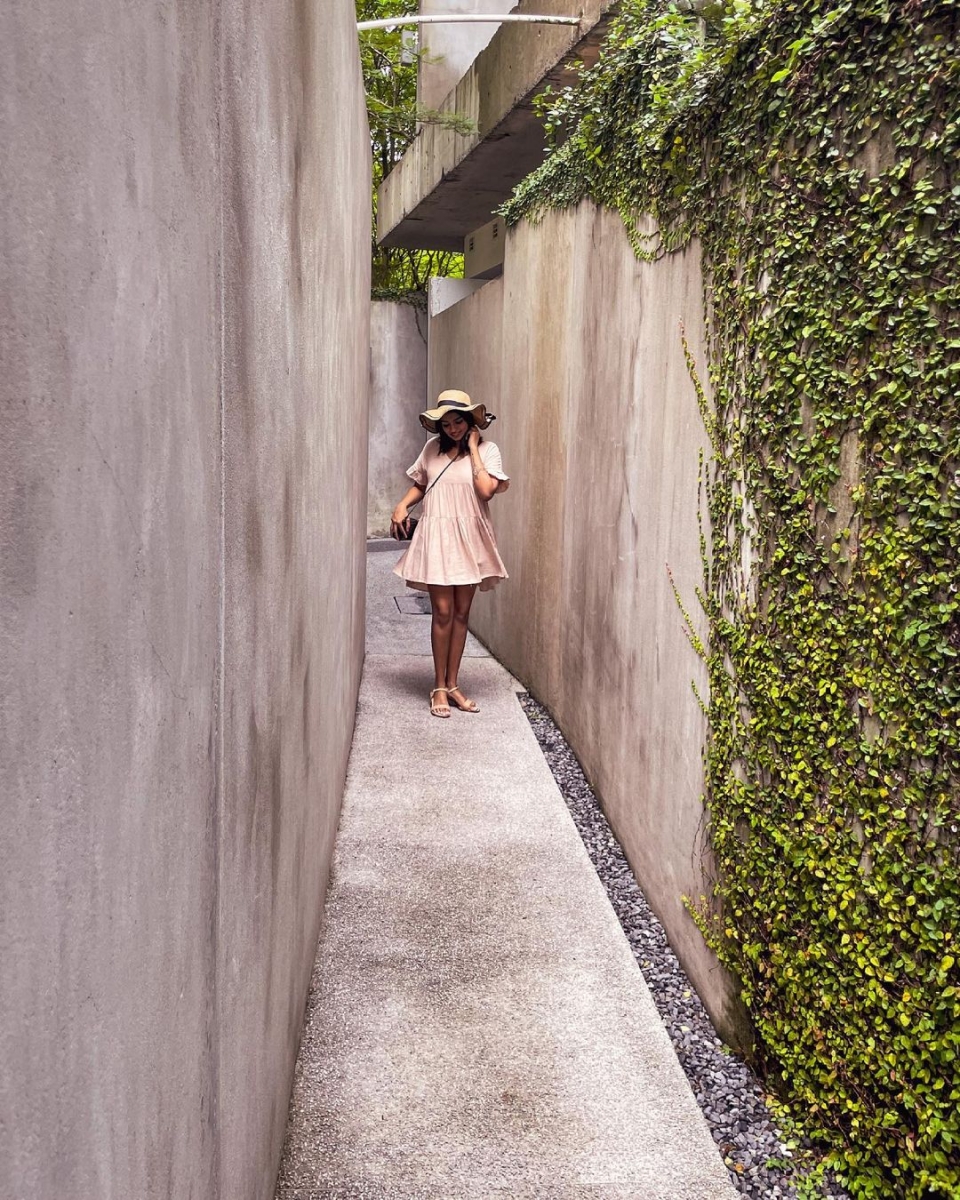 lloyds inn singapore minimalist hotel corridor