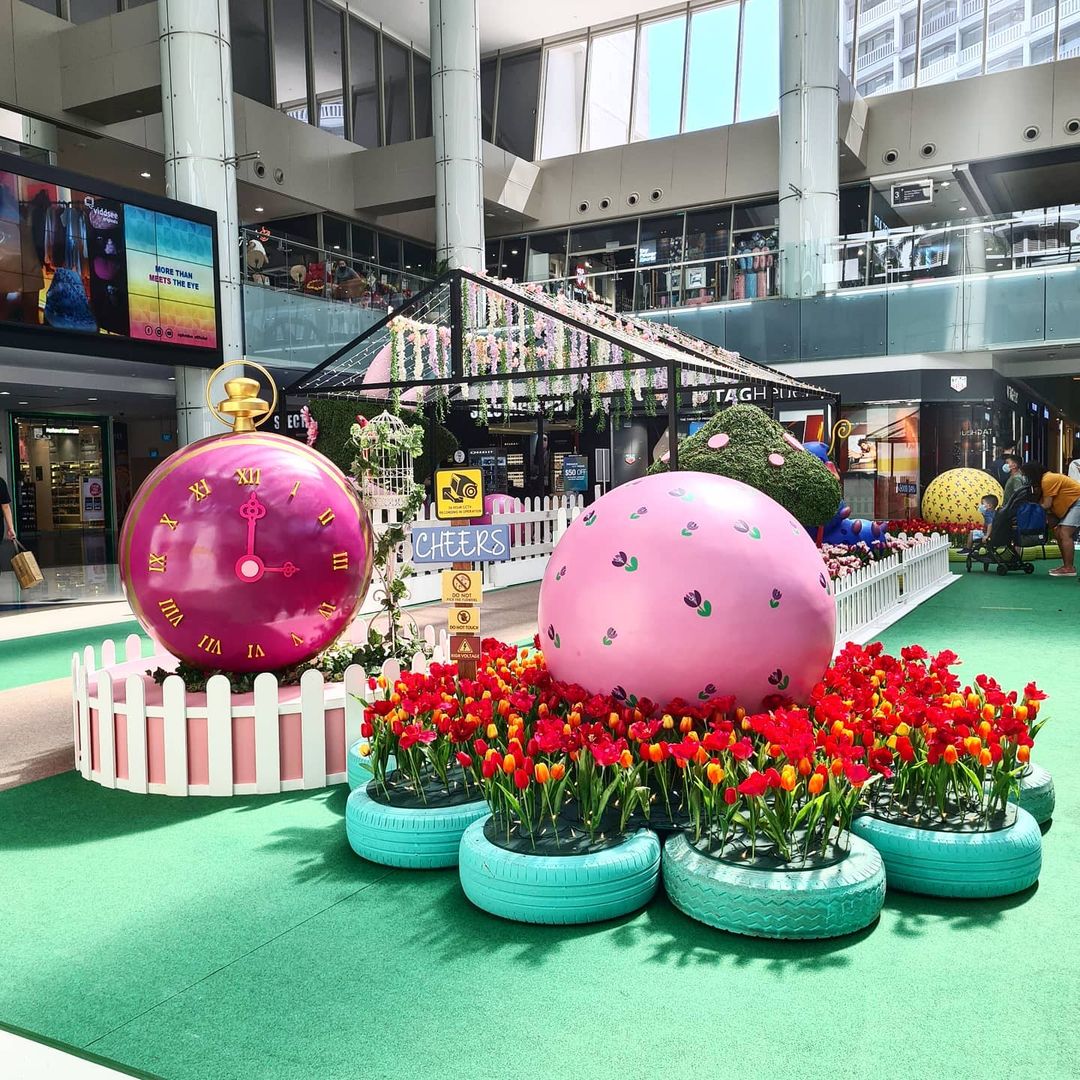 flowers at alice in wonderland marina square singapore