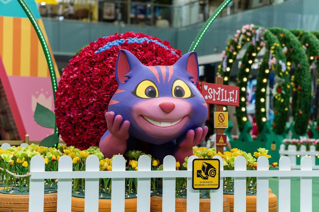 cheshire cat at alice in wonderland marina square singapore