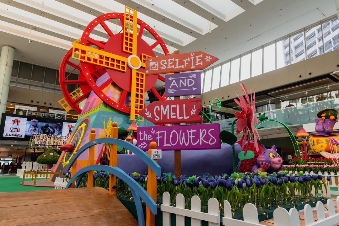 windmill at alice in wonderland marina square singapore