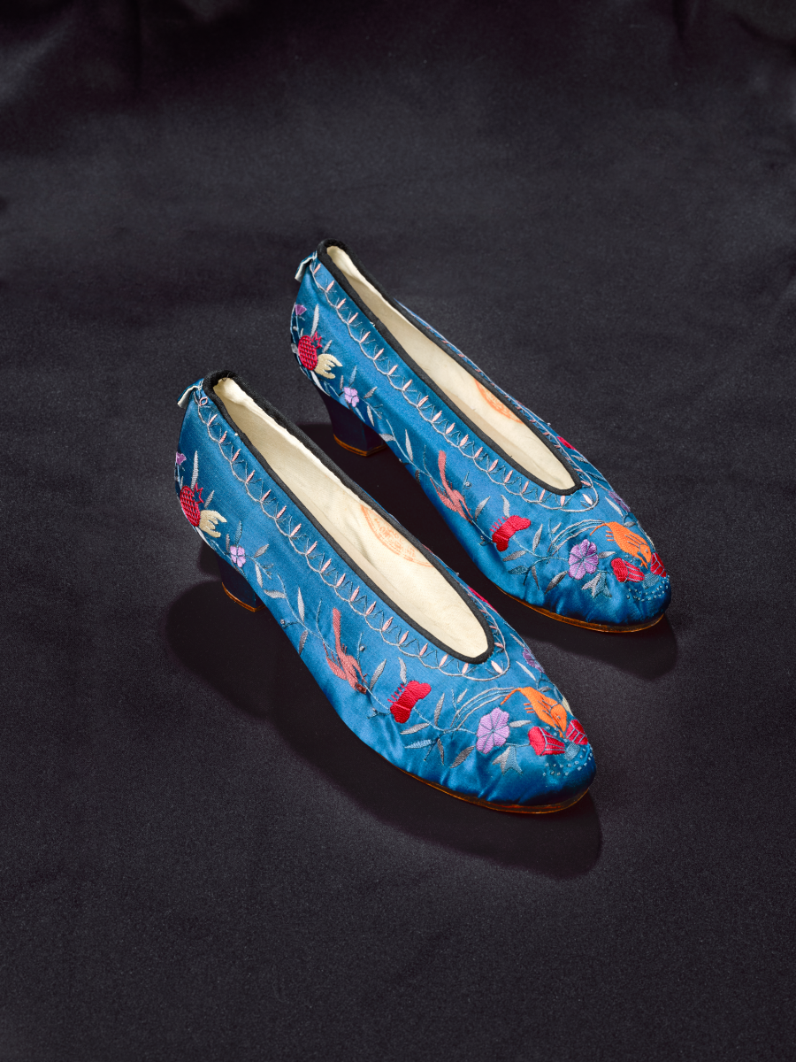 1-9 Embroidered shoes with heels