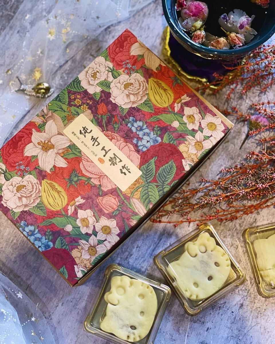 hello kitty pineapple tarts in floral box singapore