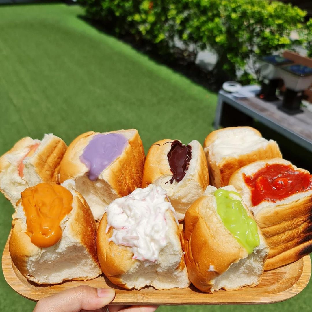 yaowarat buns on tray at tea ruk singapore