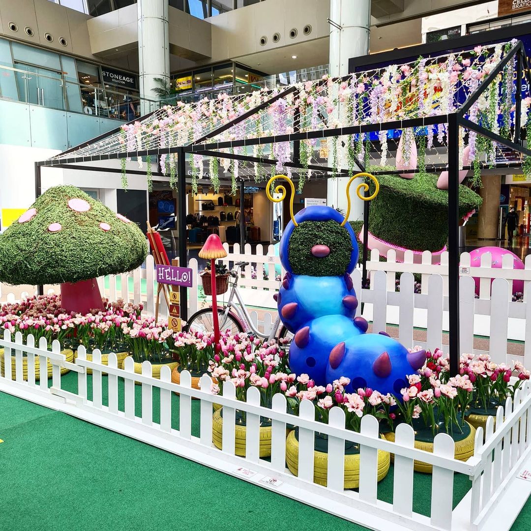 caterpillar at alice in wonderland marina square singapore