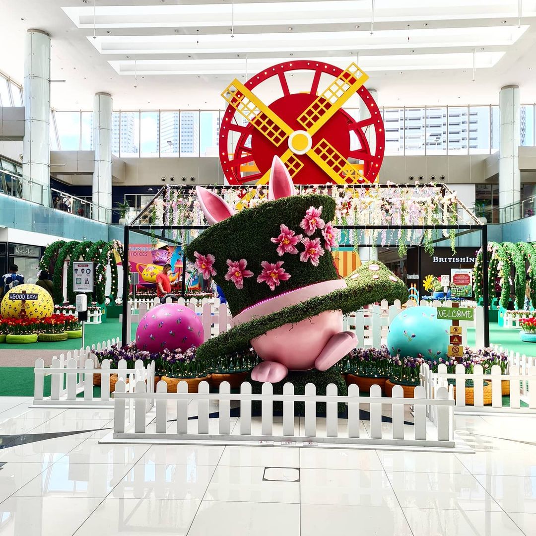 white rabbit at alice in wonderland marina square singapore