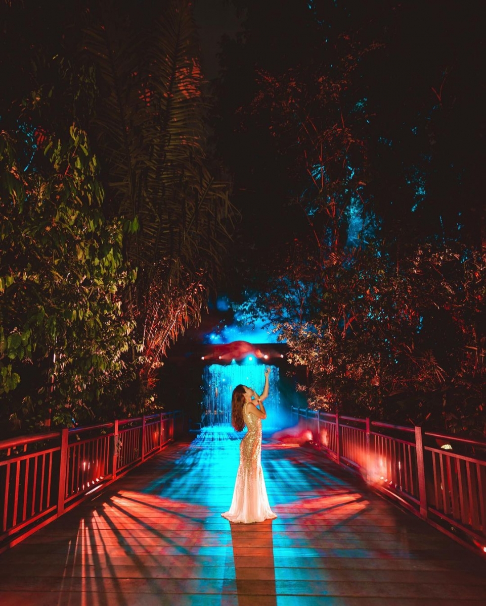 Model posing at Rainforest Lumina