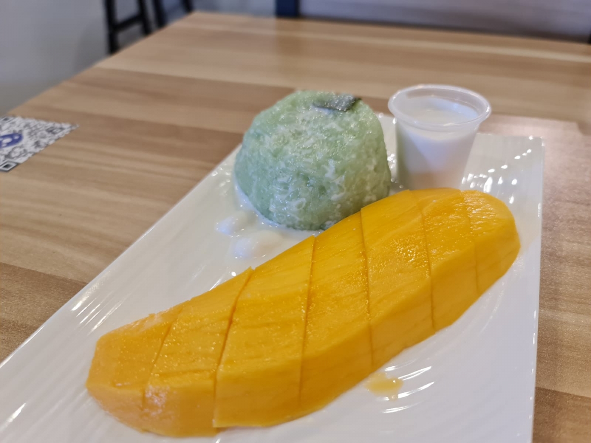 mango sticky rice at Tearuk Dessert Bar