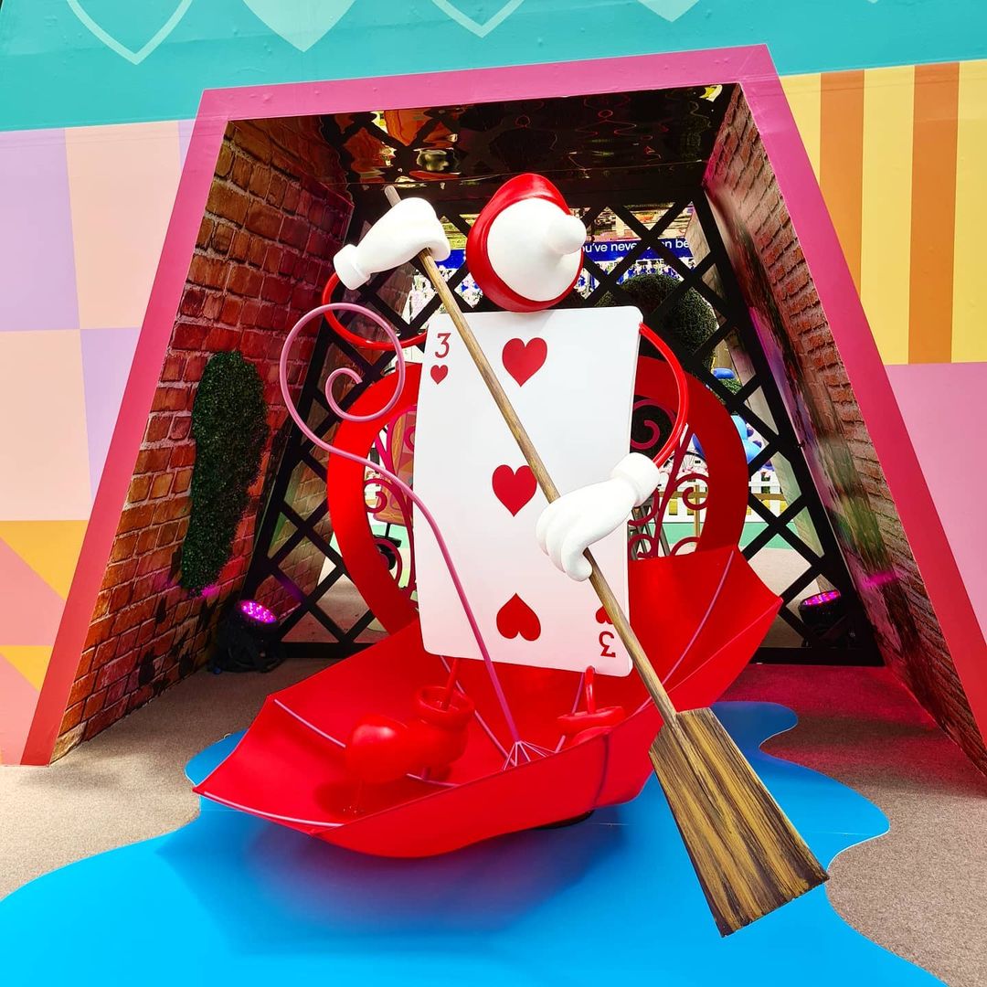 card soldiers at alice in wonderland marina square singapore