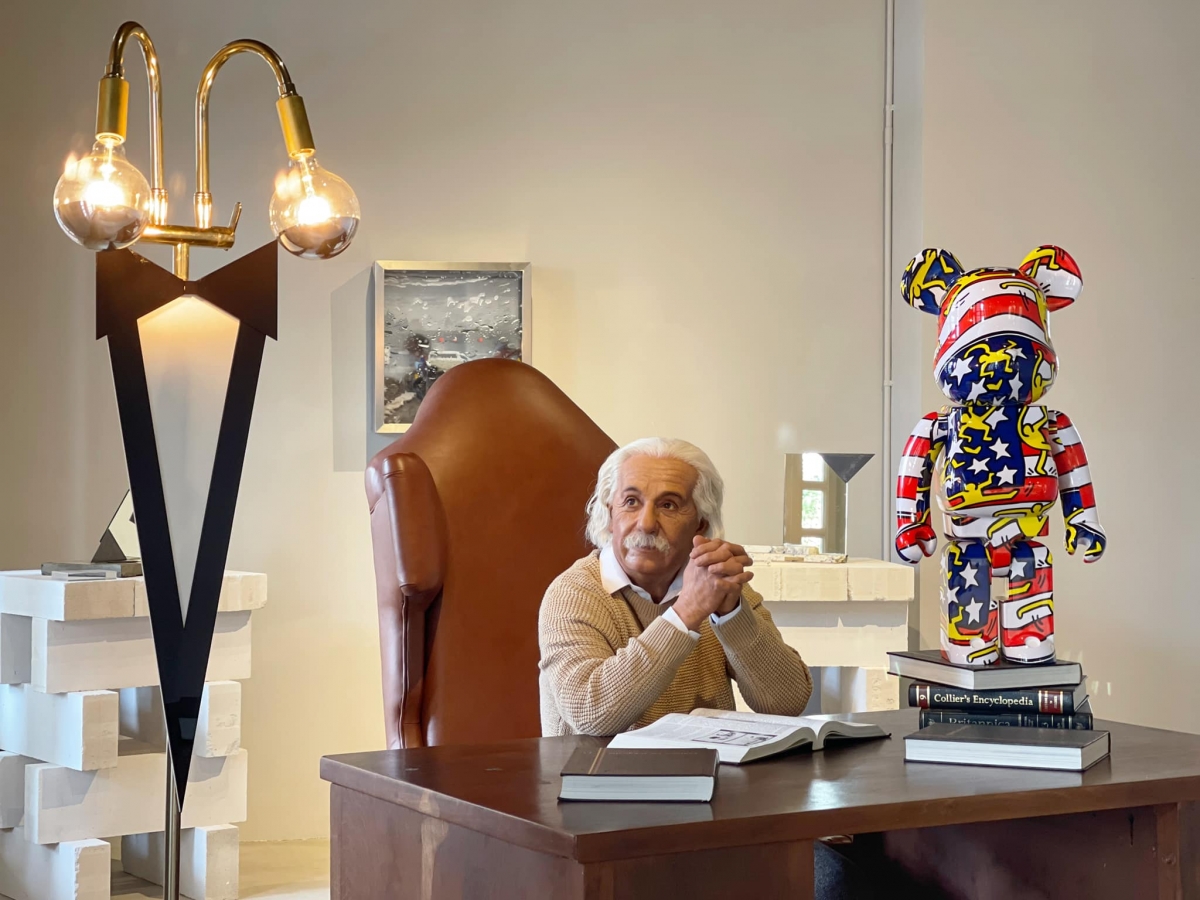 albert einstein at Art Now Raffles Hotel Arcade singapore
