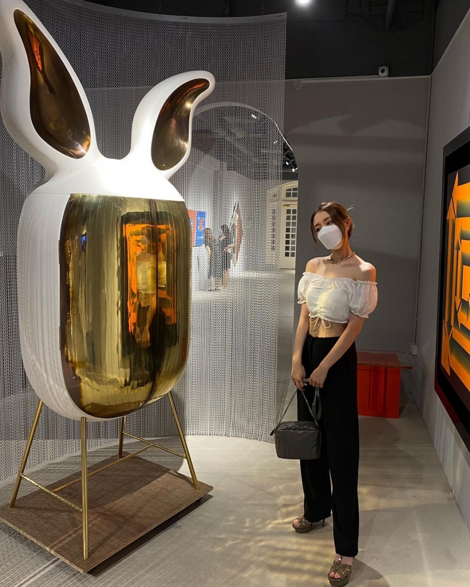 rabbit ear sculpture at art now gallery raffles arcade