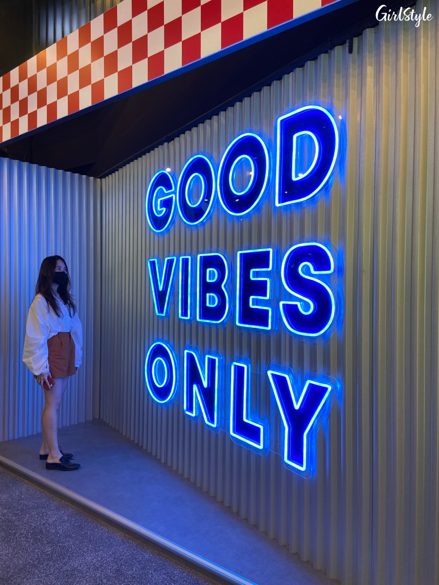 eatbox 2021 neon lights photo spot
