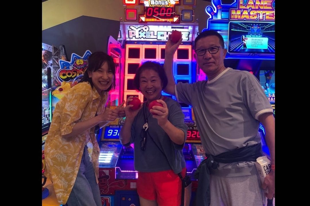 Zhang meng'er with her parents