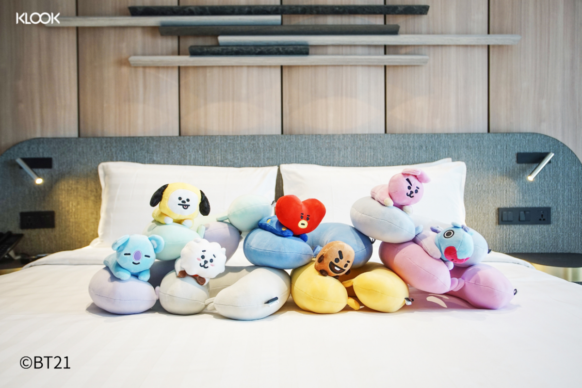 play line friends staycation merchandise plush toys on bed at urban room parkroyal collection marina bay hotel singapore