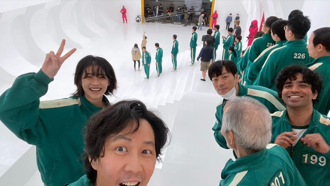 squid game behind the scenes cast in white room