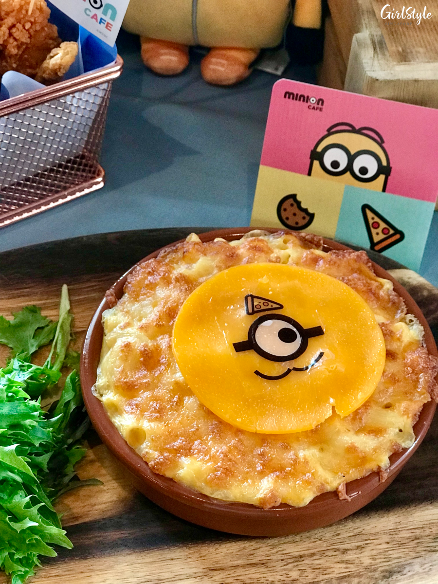 mac and cheese at minions cafe singapore clarke quay