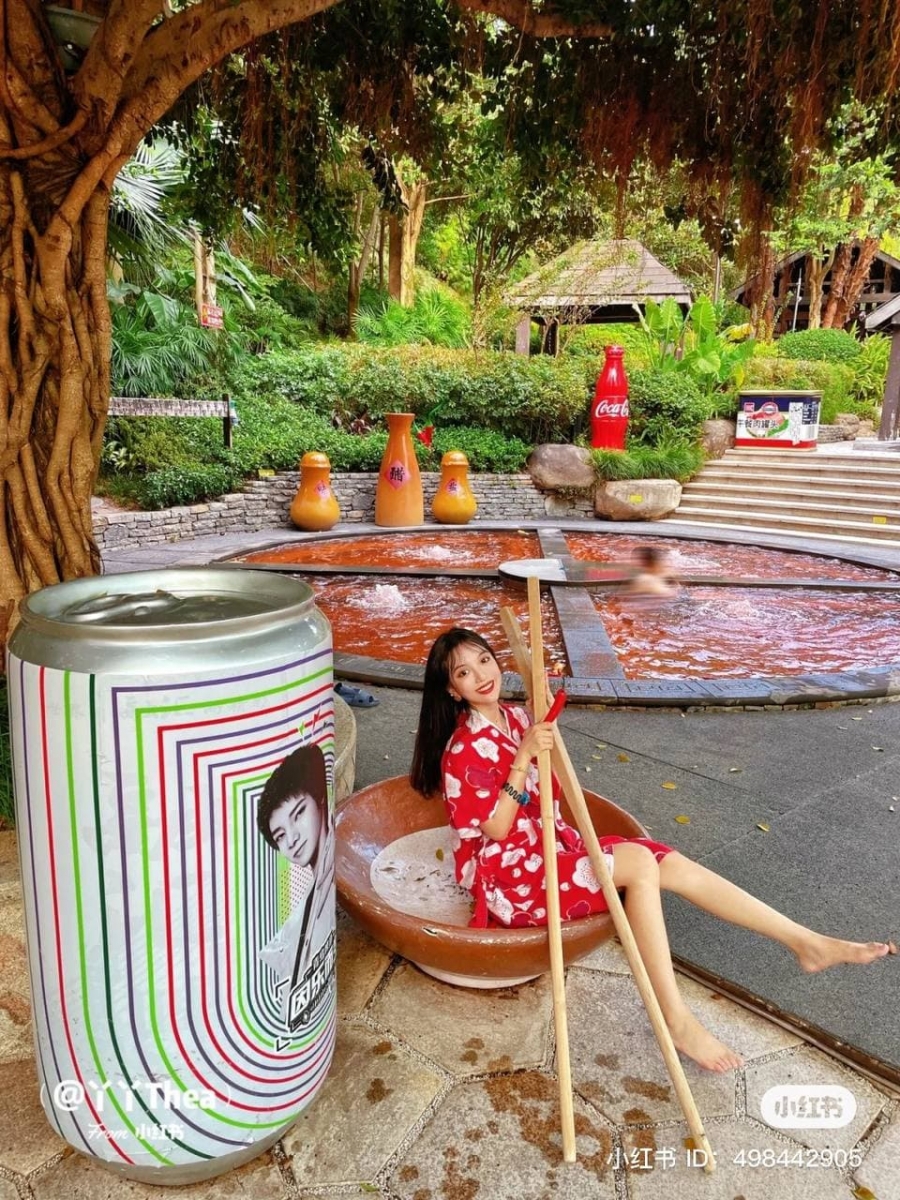 Mala-Themed Hot Spring in China_beer photo op