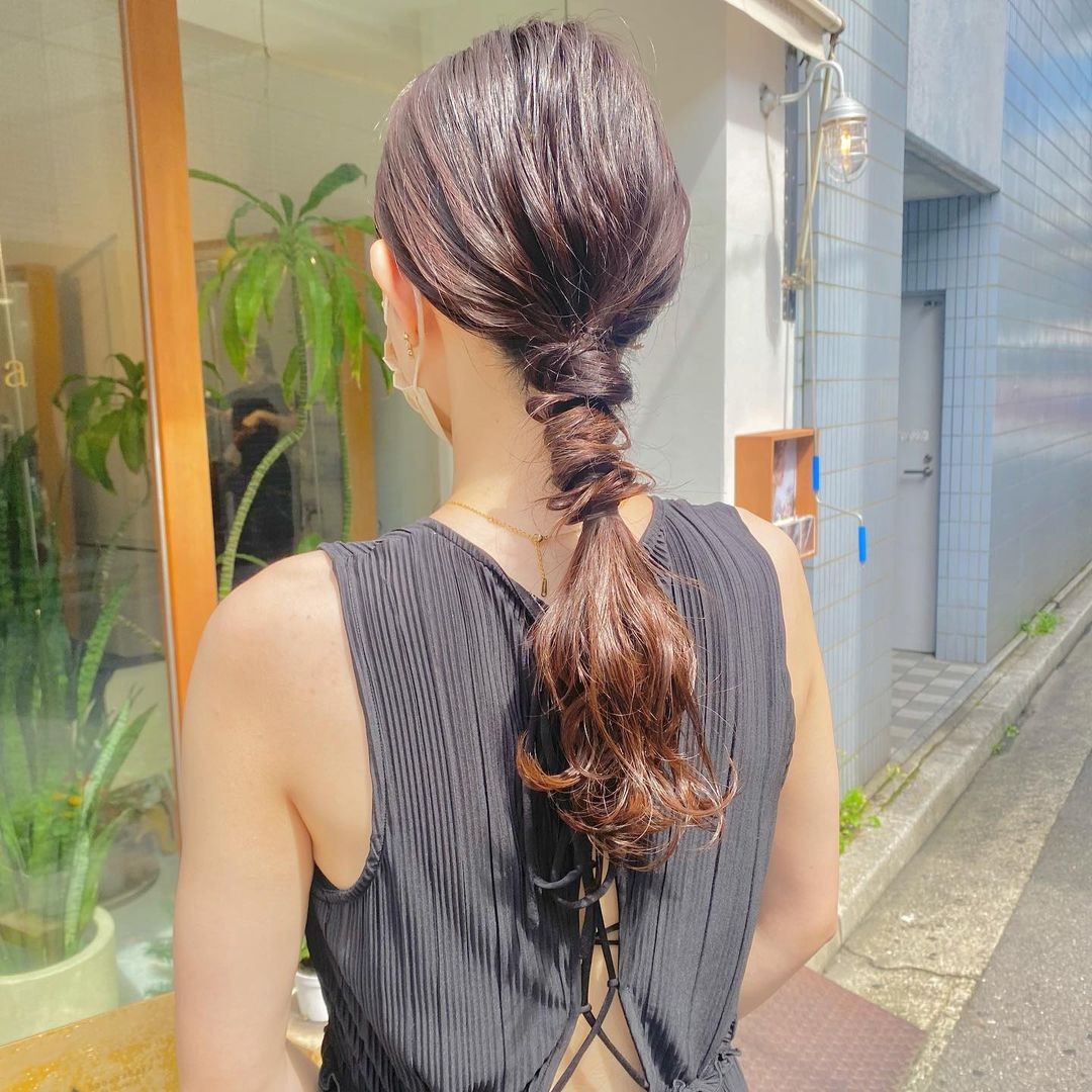 japanese hairstyle low ponytail with hair wrapped around hair tie and pony