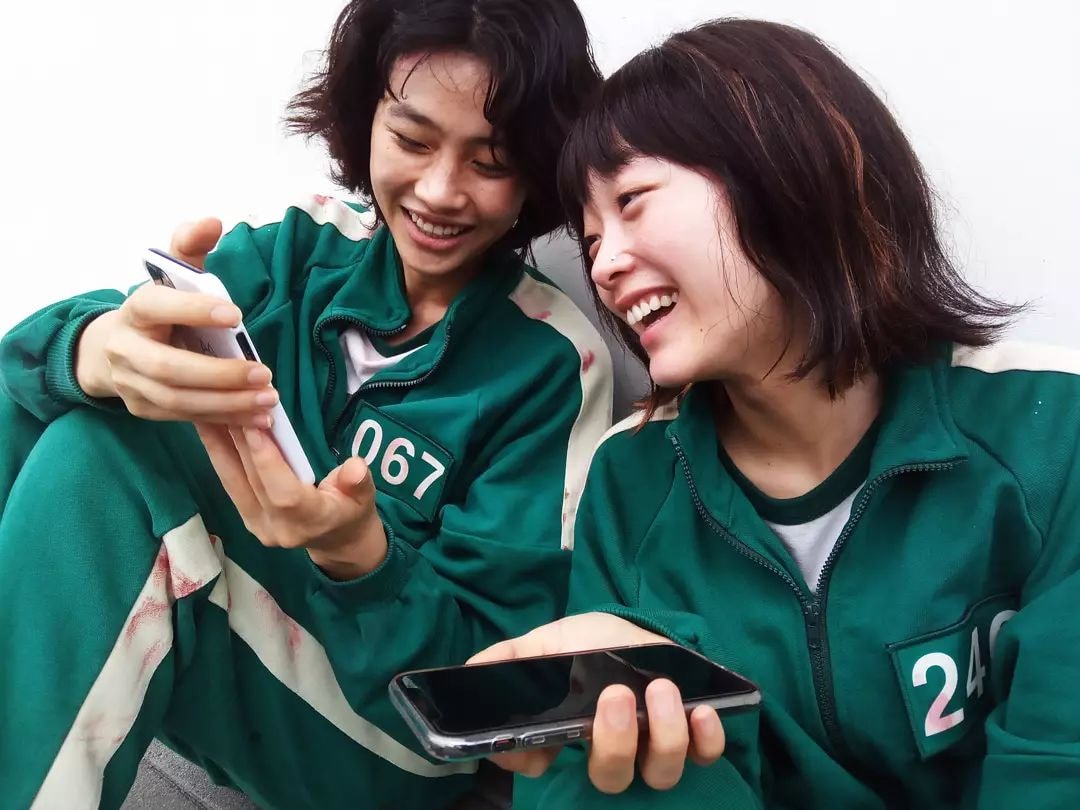 squid game behind the scenes hoyeon and yoomi as saebyeok and yi yeong