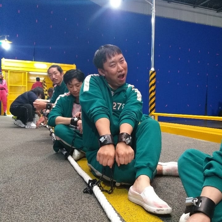 squid game behind the scenes shooting tug of war game