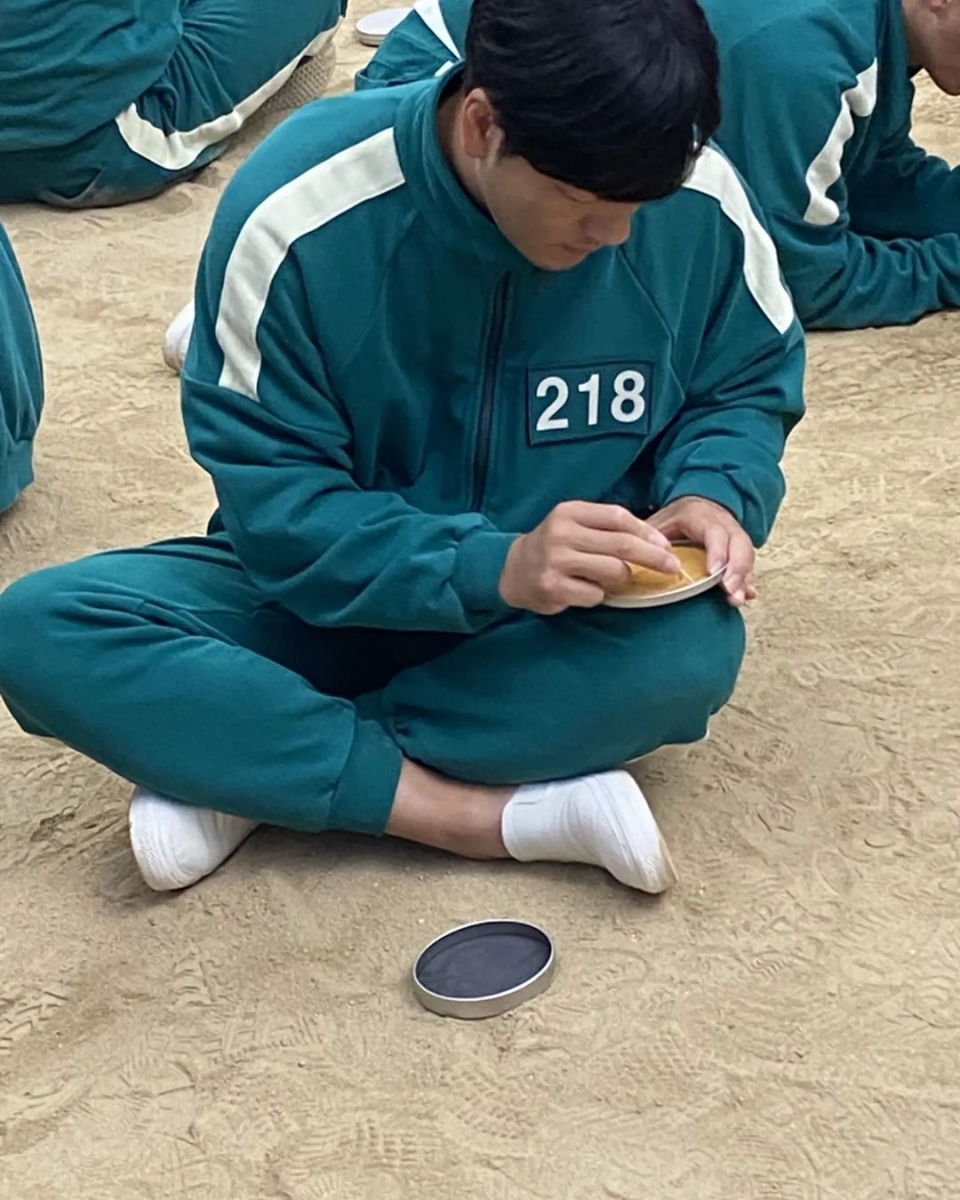 squid game behind the scenes Park Haesoo as sangwoo playing honeycomb dalgona game