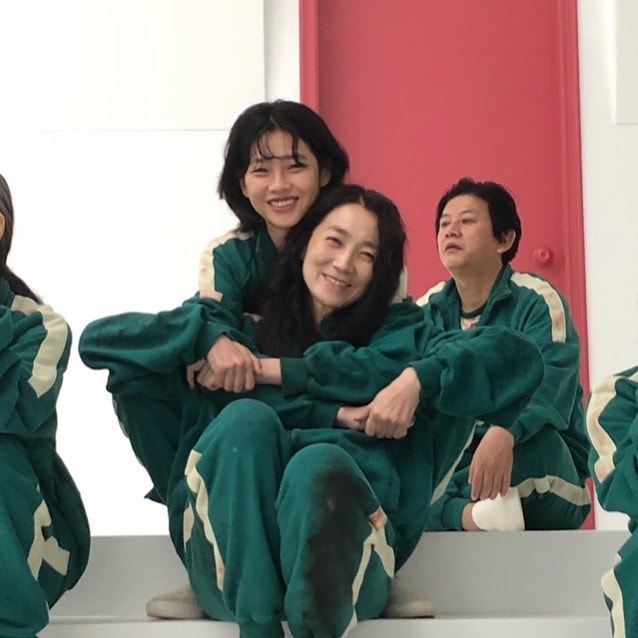 squid game behind the scenes on set jung hoyeon and kim jooryoung as saebyeok and minyeo