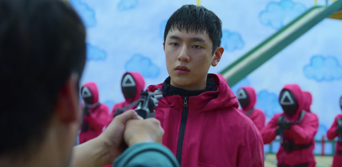 squid game lee jong jun square mask pink soldier worker manager scene